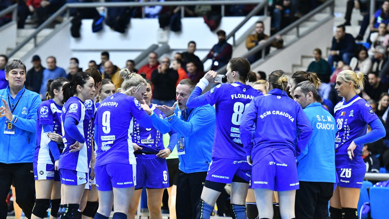 Reacții dure după ce SCM Craiova a fost învinsă în prima manșă a finalei Cupei EHF! Arbitrii, acuzați că au făcut "praf" meciul: "Fetele au cedat psihic când le-au văzut"