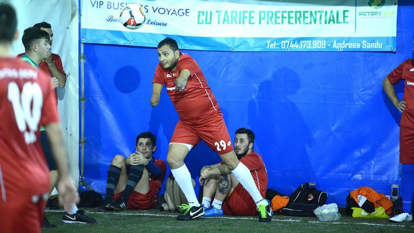 Pasiunea pentru fotbal nu are limite! Imaginea zilei vine dintr-o competiție de amatori, Victory Cup. "Florin nu a mai ezitat. A luat balonul..."