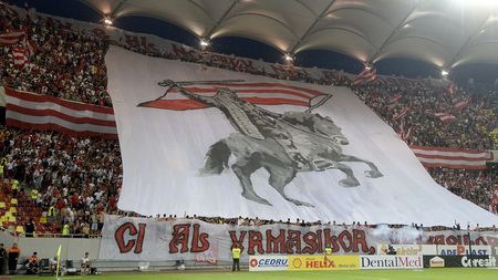 FOTO | "Dinamo nu e al nostru, nici al vostru...". Coregrafia fanilor dinamoviști la derby-ul cu Steaua