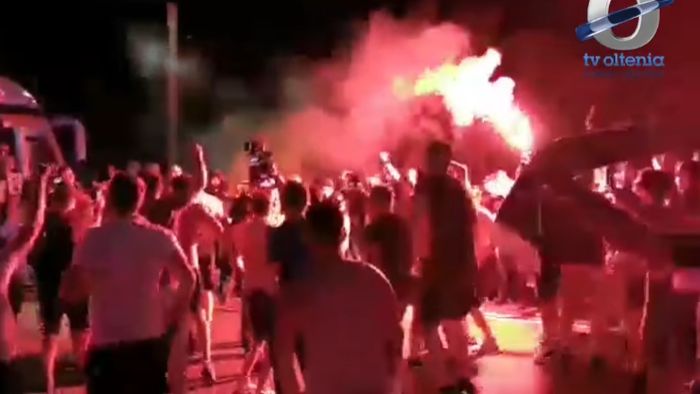 Jucătorii lui Cristiano Bergodi, așteptați cu torțe și fumigene după CFR - Craiova 2-3. „Să vină titlul în Bănie!” | VIDEO