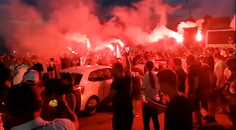 VIDEO | A început petrecerea la Pitești! Fanii Argeșului au sărbătorit în jurul stadionului promovarea în Liga 1 cu torțe și au scandat numele lui Nicolae Dobrin. Manifestația s-a mutat apoi în centrul orașului