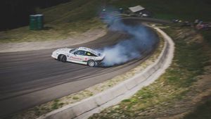Te-ai întrebat vreodată cum arată o etapă de drift pe circuit montan? Adrenalină, duminică, pe drumul Pojorâta - Rarău 