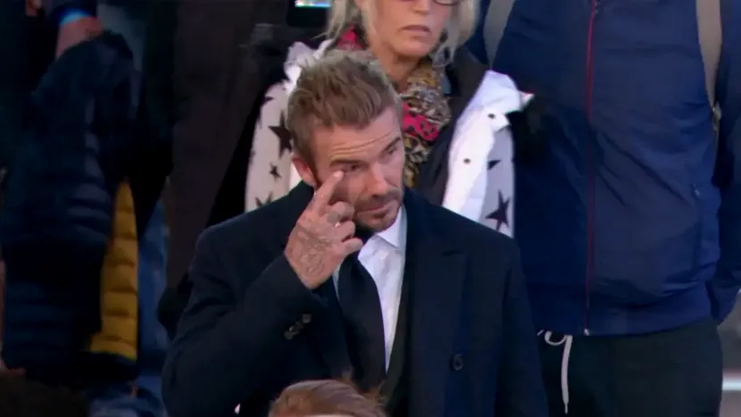 David Beckham a stat 12 ore la coadă pentru a-i aduce un omagiu Reginei Elisabeta a II-a. Fostul fotbalist a fost surprins cu ochii în lacrimi, în timp ce se apropie de sicriul suveranei.