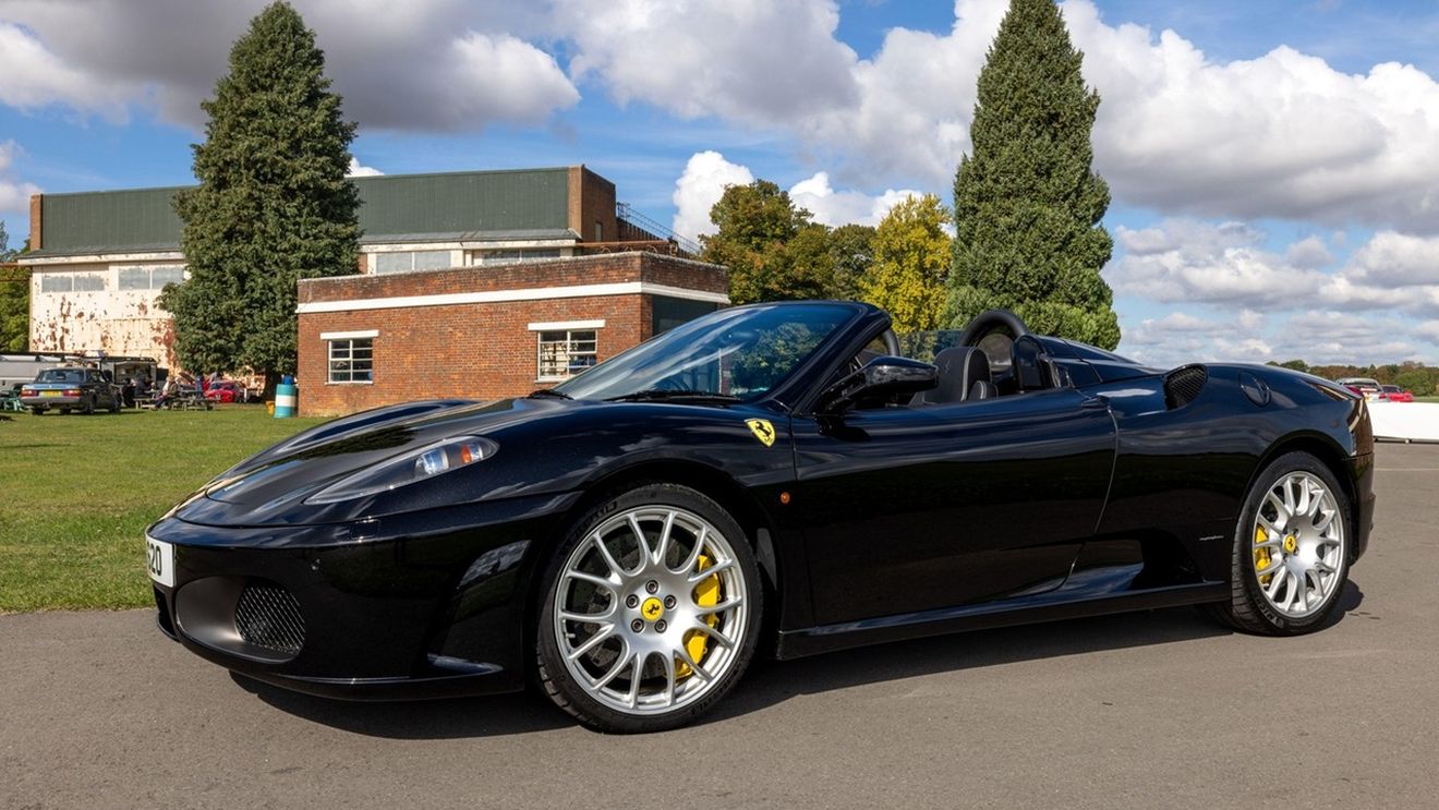 Cum a trecut un milionar peste despărțirea temporară de soție? Şi-a cumpărat un Ferrari