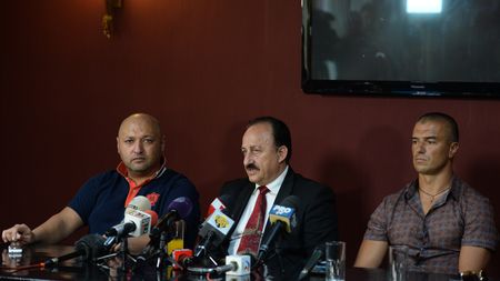 "Galeria lui Rapid..." Gigi Corsicanu'' a discutat cu primarul Tudorache și cu Nicolae Cristescu despre proiectul "Rapid pentru Partid". Urmează o ședință între suporteri. Și, foarte probabil, încă o echipă: ACS Frumoșii Nebuni ai Giuleștiului