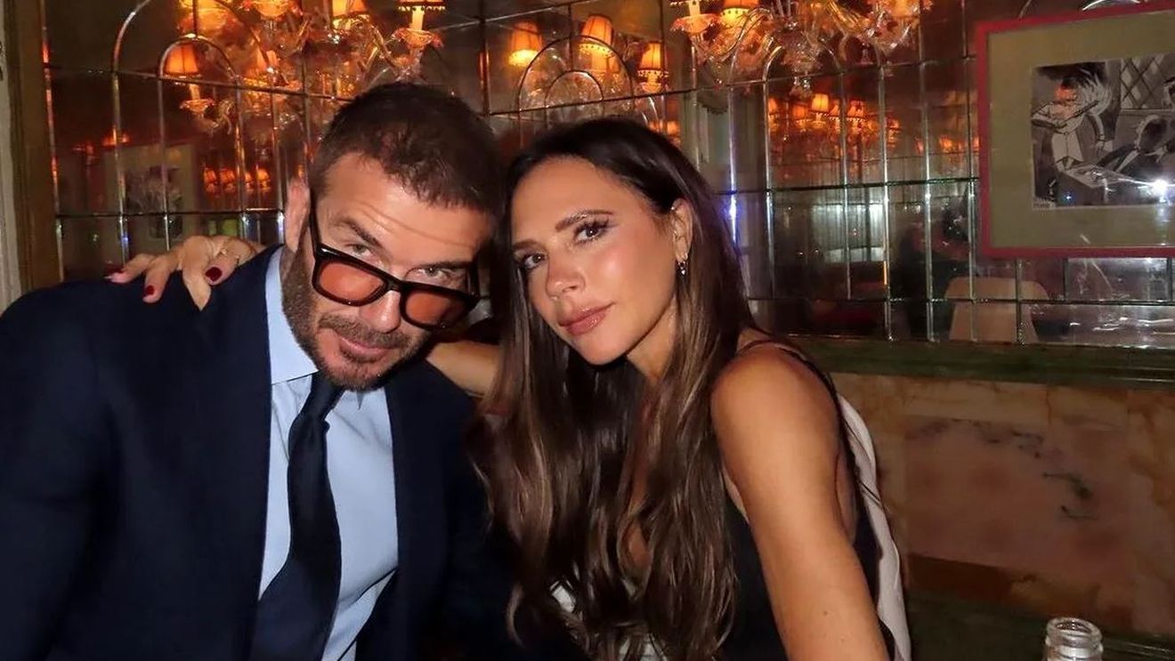 David și Victoria Beckham au făcut cele mai așteptate dezvăluiri: după mai bine de 25 de ani au spus cum s-au cuplat și au vorbit despre locurile dubioase prin care au avut primele întâlniri! „Nu era atât de jalnic pe cât pare!”
