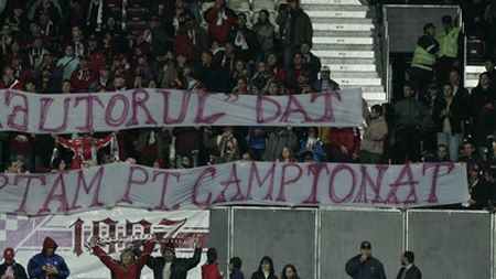 Suporterii CFR-ului: "Mulțumim pentru `ajutorul` dat, dar azi luptăm pentru campionat"