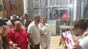 Gică Hagi, superstar în Moldova! „Maradona din Carpați” i-a făcut fericiți pe frați: vecinii de peste Prut au stat la coadă la autografe. Reacția neașteptată a „Regelui” când i s-a cerut să facă poze, după eliminarea drastică a Farului | VIDEO EXCLUSIV