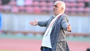 Gestul lui Meme Stoica de Crăciun l-a lăsat mască pe Leo Strizu! Cum a reacționat managerul FCSB când antrenorul le-a trimis colegilor săi un mesaj cu urări de bine pe grupul de WhatsApp: „Atâtea fețe la un om că nici nu mai știi care sunt alea reale” | VIDEO EXCLUSIV