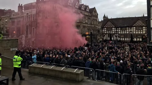Olandezii au ajuns la Manchester și i-au ironizat pe adversari, cântând „You’ll Never Walk Alone”. VIDEO | Supoterii lui Feyenoord au blocat întreg orașul înaintea meciului cu City