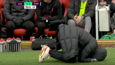 Fabulos! Klopp s-a accidentat când s-a bucurat pentru golul victoriei în fața arbitrului de rezervă | FOTO