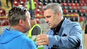 Soția lui Reghecampf a atacat prima, Șumudică a răspuns tăios! Replica antrenorului, după ce a fost acuzat că "dă târcoale": "Să nu uite că îmi trimitea SMS-uri în care-mi spunea că mă iubește!"