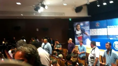FOTO - Fiasco la conferința de prezentare a lui Cavani la PSG! Jurnaliștii au plecat din sală! Gafă mare a francezilor