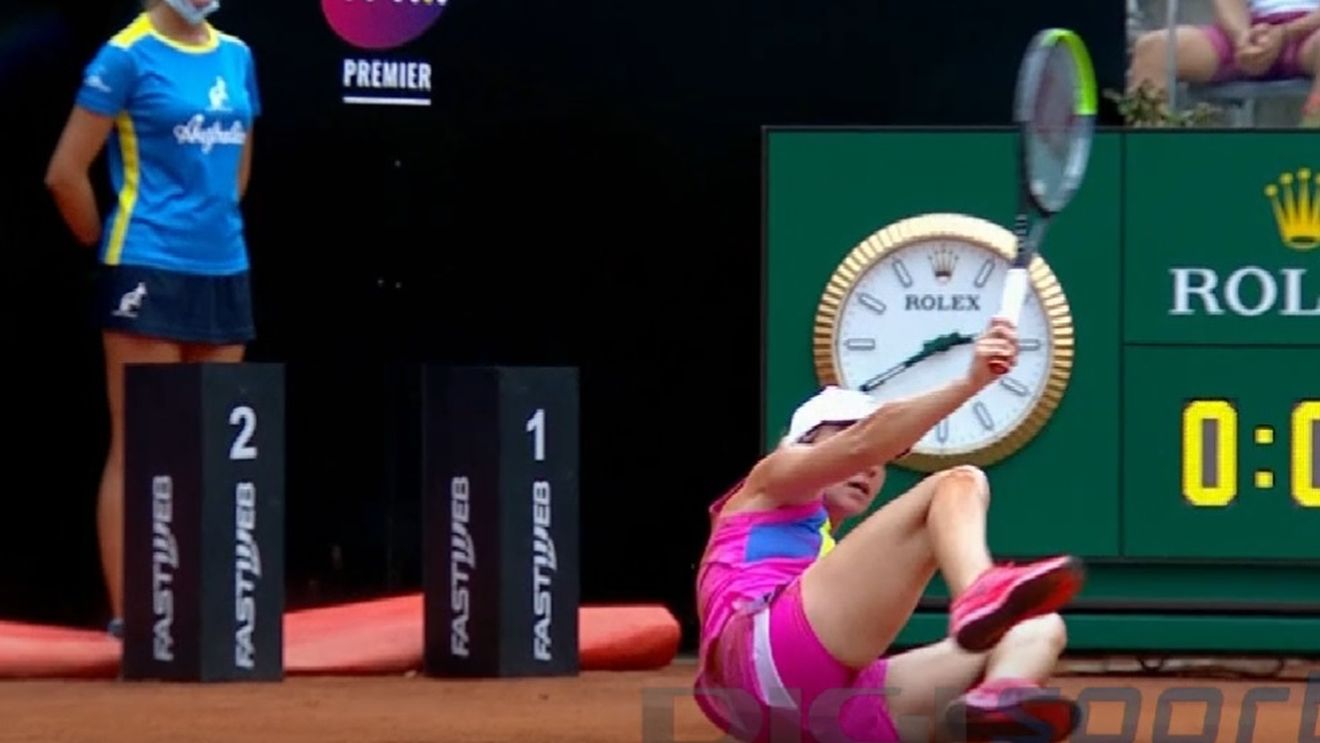 Simona Halep, la un pas de o accidentare serioasă. Sportiva noastră a căzut, după un schimb de mingi, pe zgura de la Roma