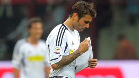 Tevez l-a obligat pe Gary Neville să-l aducă pe Mutu în discuție în cearta "Apașului" cu Mancini!** De ce românul e din nou la modă în Anglia