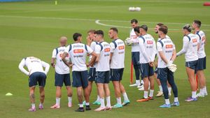 Imagini spectaculoase de la primul antrenament al echipei naționale condus de Mircea Lucescu! Nicolae Stanciu și Andrei Rațiu și-au schimbat look-ul și au atras toate privirile