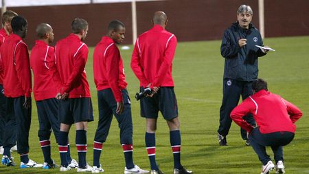 EXCLUSIV | Povestiri de la locul faptei: "Îl întrebam pe tata ce s-a întâmplat. Toată lumea era bulversată". Cum a fost trăit de pe stadion cel mai controversat meci al românilor în Europa