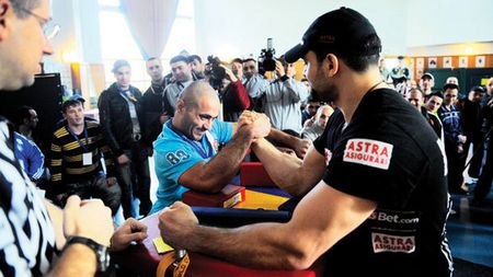 RECORD MONDIAL: Oncescu vrea să pună 500 de oameni la skandenberg consecutiv!