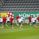 Imagini cu naționala României pregătindu-se de Olanda sub o ploaie deasă în complexul sportiv al lui Bayern Munchen! Ultimele informații înaintea optimilor de finală la EURO!