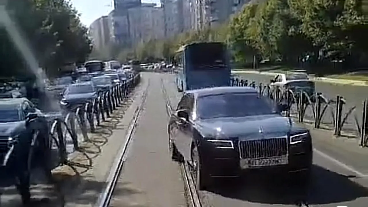 Rolls-Royce-ul lui Gigi Becali face legea pe șinele de tramvai din București! Cum a fost surprins bolidul miliardarului în timp ce face manevre ilegale | VIDEO