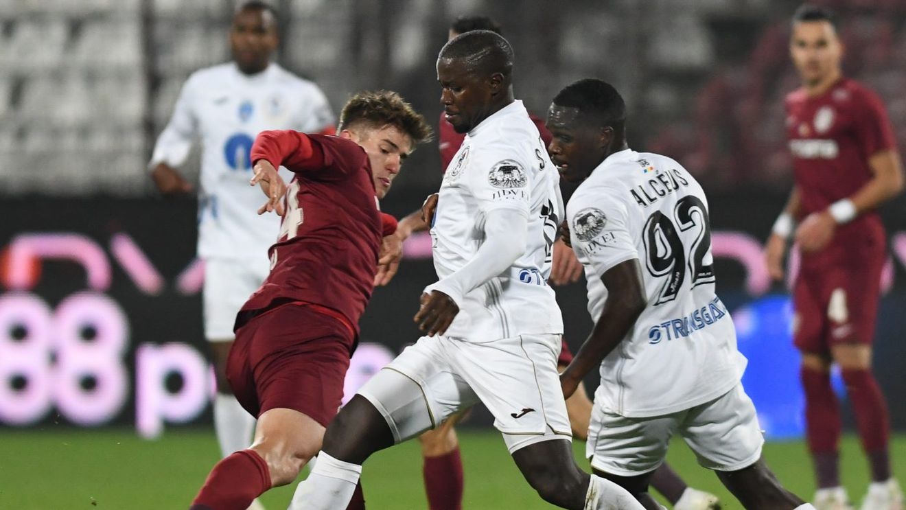 CFR Cluj - Gaz Metan 1-2. Echipa lui Dan Petrescu, pas greșit pe teren propriu cu 4 zile înainte de meciul cu AS Roma. Gazdele au cerut trei lovituri de la 11 metri și au avut un gol anulat