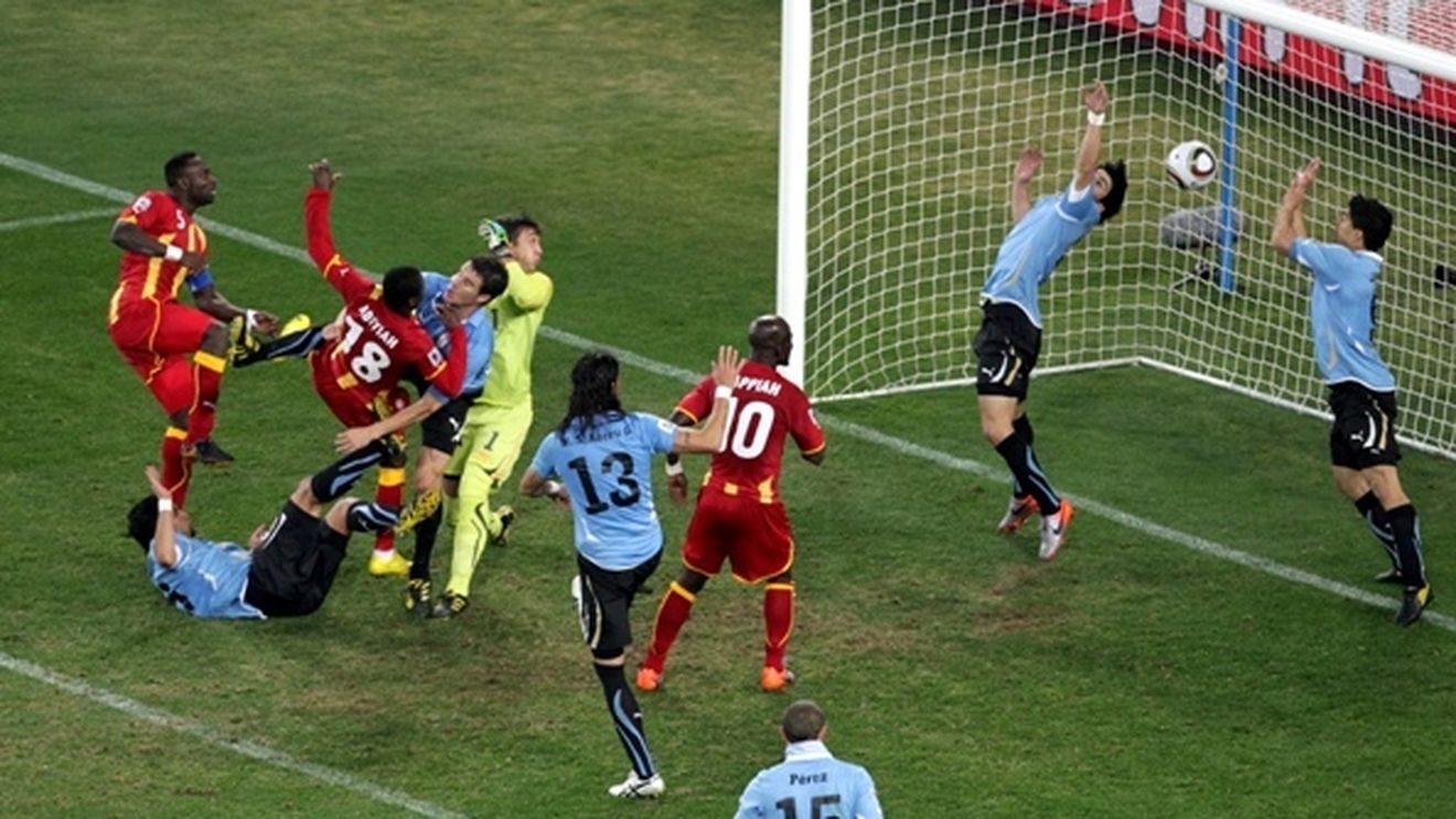 Mondialul continuă și pentru Suarez! A primit doar o etapă de suspendare după hențul din meciul cu Ghana!