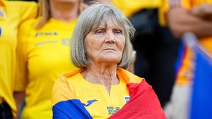 Imagini de colecție cu bunica lui Radu Drăgușin, în tribune, alături de tricolori: doamna de-o vârstă cu selecționerul Mircea Lucescu e fanul numărul 1 al fundașului lui Tottenham!