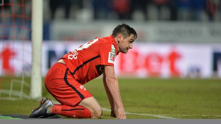 A fost adus de Mircea Rednic la Dinamo, n-a confirmat, a plecat în străinătate, iar acum a făcut drumul înapoi: "Poate reveni repede într-o formă bună". Transferul oficializat azi