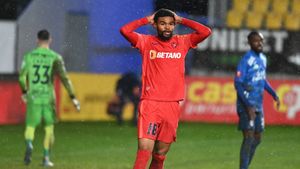 Misteriosul caz al lui Malcom Edjouma: e pe lista indezirabililor la FCSB și din acest motiv nu a fost trimis la „vraciul” Marjana pentru a se recupera mai rapid?! Dezvăluiri din vestiarul roș-albaștrilor