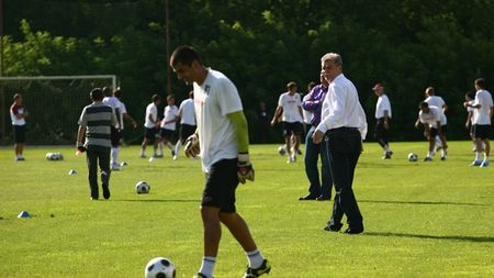 "Vamă", forțat să stea pe bancă** și să participe la toate antrenamentele Rapidului!