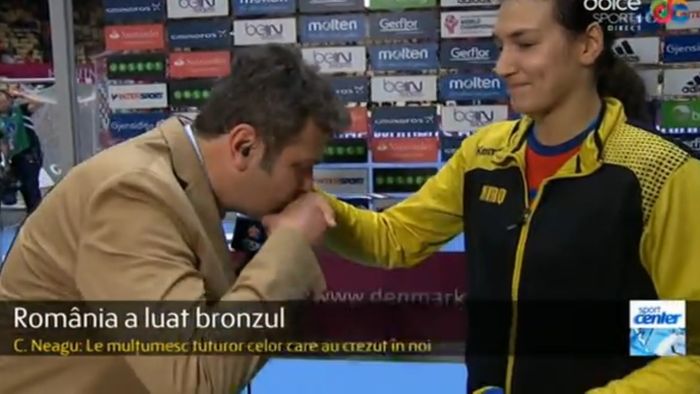 VIDEO | Gestul emoționant al comentatorului Cosmin Băleanu în fața Cristinei Neagu, cea mai bună jucătoare de la Mondiale. "Dă-mi voie să-ți sărut mâna!"