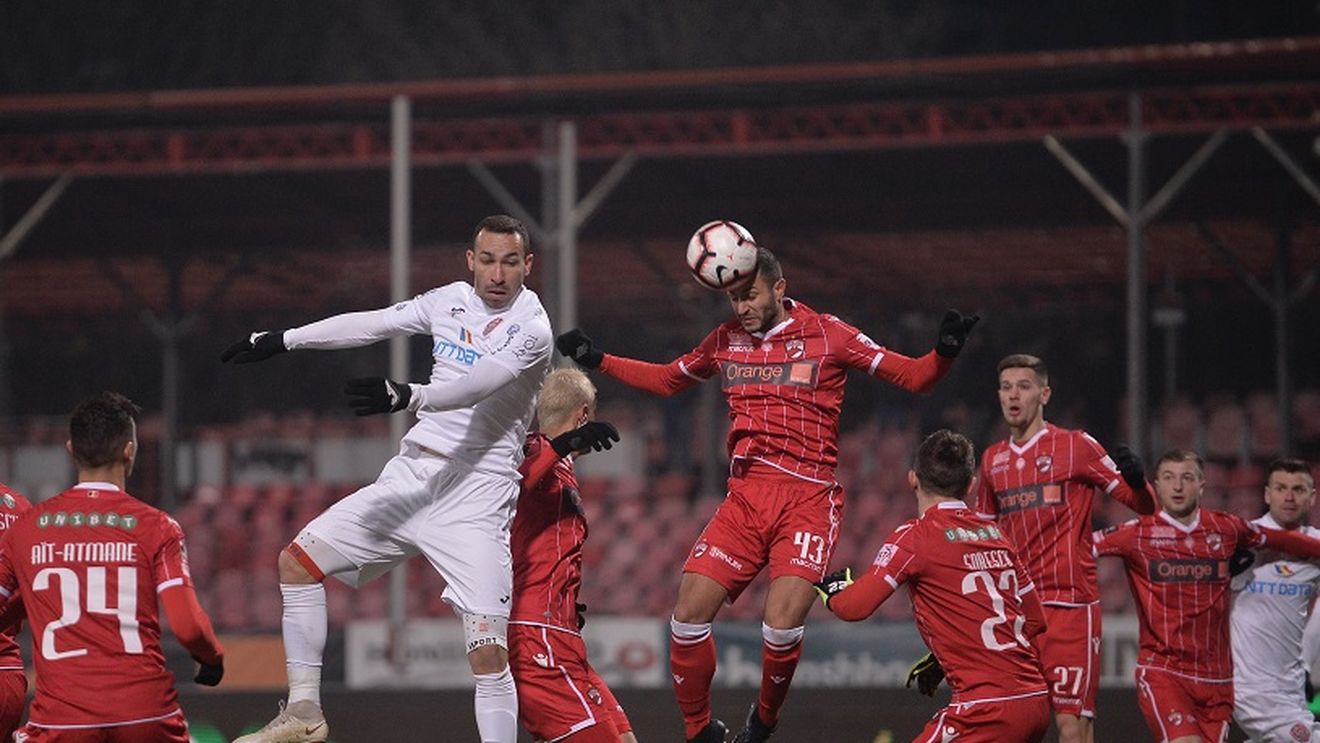 VIDEO | Un jucător al lui Rednic, distrus în direct la TV: "Luați-i, bă, carnetul! Săracu', nu l-a educat nimeni. E dramă mare la Dinamo!"

