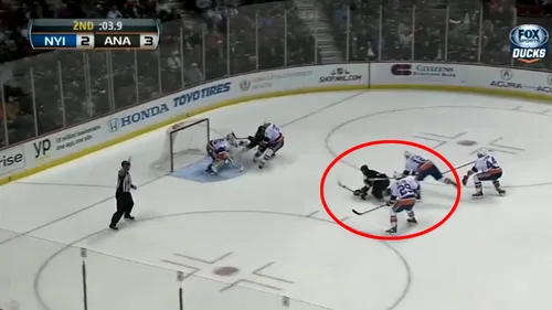 VIDEO - Golul anului în NHL! Se afla în genunchi pe gheață și mai erau doar 2 secunde de joc
