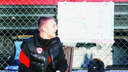 Cu ochii după fotbaliste!** Dinamoviștii au urmărit interesați antrenamentul echipei feminine a lui FC Basel