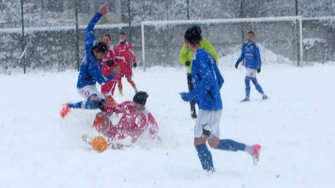 Jucătorii lui Niculescu** au făcut instrucție în zăpadă cu Flacăra!