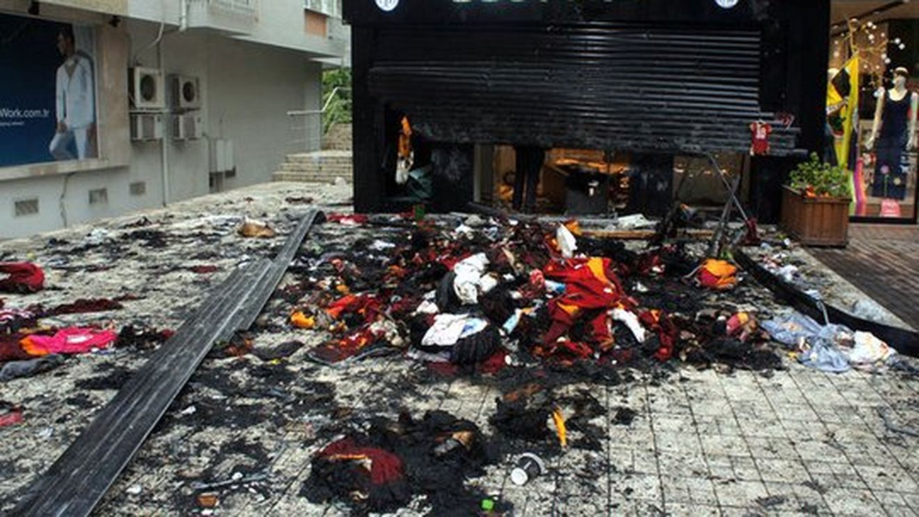 FOTO & VIDEO Fenerbahce a câștigat un nou titlu, iar pe străzile din Istanbul a început "războiul". Fan-shop-ul lui Galatasaray a fost incendiat, apoi ultrașii „cim-bom" și-a luat revanșa