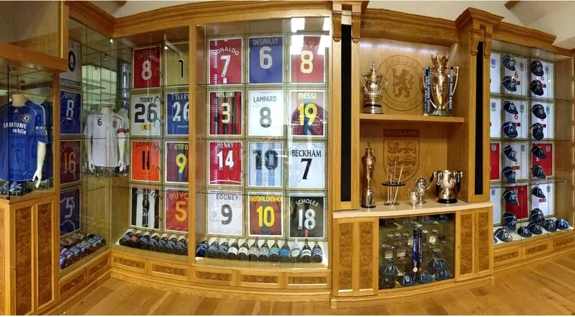 FOTO | În camera de trofee a unuia dintre cei mai titrați jucători din Anglia! Recunoști toate tricourile expuse?