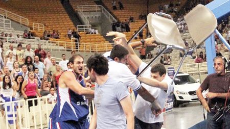 Sârbii cer scuze poporului elen după violențele de la Atena! "Se mai întâmplă!"