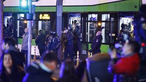 Incidente înainte de Dinamo - UTA! Fanii arădeni și „frații” de la CSA Steaua, urcați de jandarmi pe scările de la Mănăstirea Cașin: s-a dat cu gaze, iar scenele parcă sunt desprinse din filmele apocaliptice. VIDEO