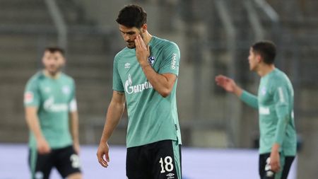 Schalke 04 a retrogradat după 30 de ani în Zweite Bundesliga! Ce au făcut fanii rivalei Borussia Dortmund chiar la Gelsenkirchen | VIDEO