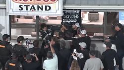 Bătaie după o cursă NASCAR, lângă un stand de hotdog! Un pilot, lovit de echipa rivală