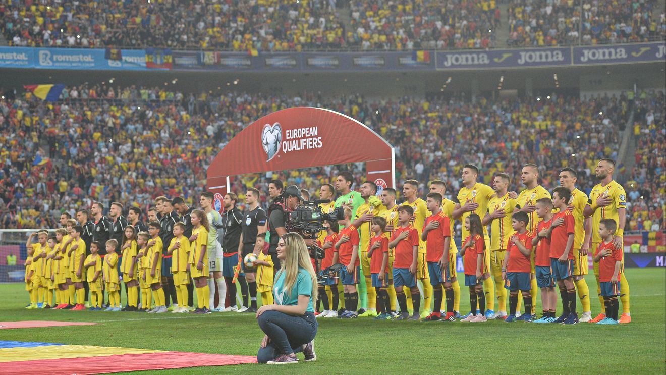 Nu ne știm imnul? Români, întâi vă croiți altă soartă, abia apoi dați dovezi la lume! Suporterii prezenți pe Arena Națională pentru meciul cu Spania s-au oprit brusc după primul "Acum ori niciodată"
