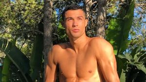 Cristiano Ronaldo, la întrecere cu două vedete de la Hollywood. Portughezul este pe locul 3 în lume. Pentru a posta o poză pe Instragram este plătit cu...  