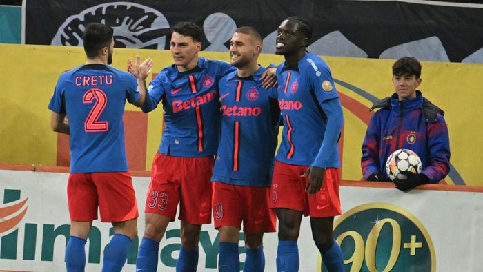 Fotbalistul de pe urma căruia Gigi Becali vrea să se umple de bani în sezonul următor și-a îngropat echipa, în Farul - FCSB. Cum a putut să execute penalty-ul: fanii s-au luat cu mâinile de cap