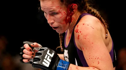 VIDEO | Definiția determinării: o sportivă din UFC a vrut să continue lupta cu urechea ruptă și plină de sânge