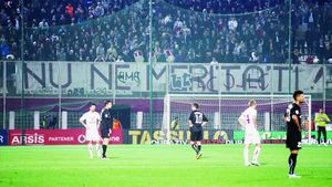 Liniște la galerie!** Fanii nu au cântat la începutul jocului, protestând față de evoluția favoriților din ultima vreme