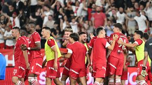 Pare banc, dar nu este. Jucătorul de 38 de ani al lui Dinamo, care în 2016 a plecat la Afumați, în Liga 3, și a vrut să se lase de fotbal, i-a fost propus de Florentin Petre lui Mircea Lucescu pentru a fi coleg în apărare cu Radu Drăgușin