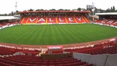 Un cuplu a fost surprins de camerele de supraveghere în ipostaze intime pe terenul de fotbal al clubului Charlton Athletic | VIDEO