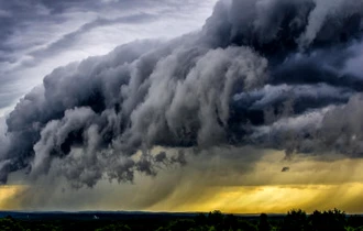 Ploi şi vijelii în toată ţara, până joi dimineaţă. La noapte, 14 judeţe şi Capitala intră sub avertizare meteo de furtuni