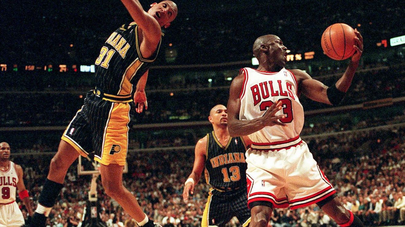 Poveste fabuloasă cu legendarul Michael Jordan, „omul care merge pe apă”. Ce s-a întâmplat când a fost provocat pe teren de Reggie Miller. „De atunci i-am spus Iisus Negru”